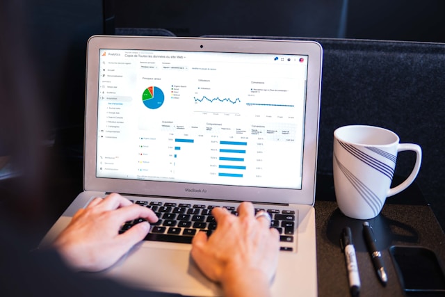una persona analizando datos